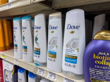 Seattle, WA USA - Ekim 2022: Safeway 'deki bir markette satılık güvercin ürünlerinin seçici odak noktası