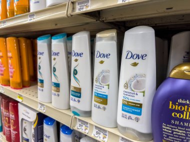 Seattle, WA USA - Ekim 2022: Safeway 'deki bir markette satılık güvercin ürünlerinin seçici odak noktası