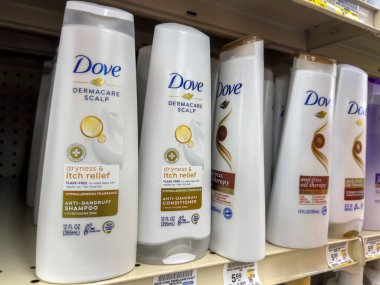 Seattle, WA USA - Ekim 2022: Safeway 'deki bir markette satılık güvercin ürünlerinin seçici odak noktası