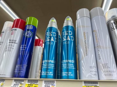 Seattle, WA USA - takriben Ekim 2022: Safeway 'deki bir markette satılık saç spreyi ürünlerinin düşük açılı görünümü