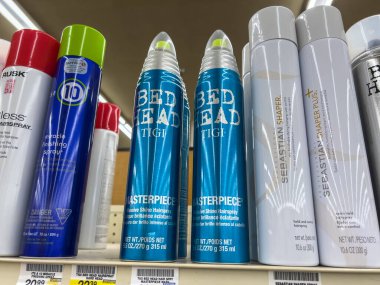 Seattle, WA USA - takriben Ekim 2022: Safeway 'deki bir markette satılık saç spreyi ürünlerinin düşük açılı görünümü.