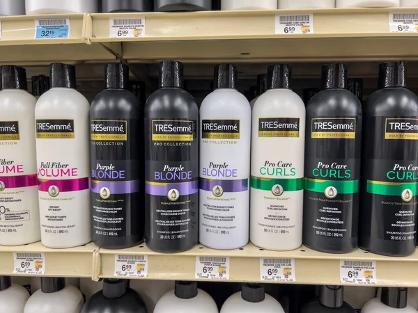 Seattle, WA USA - Ekim 2022: Safeway marketinde satılık Tresemme ürünlerinin görüntüsü