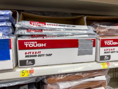 Seattle, WA USA - Eylül 2022: Walmart süpermarketinde satılık ağır brandalara yakın görüş.