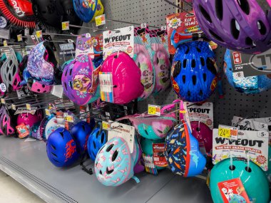 Seattle, WA USA - Eylül 2022: Walmart süpermarketinde satılık bisiklet aksesuarlarına yakın görüş.