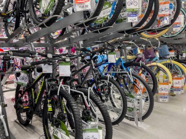 Seattle, WA USA - Eylül 2022: Walmart süpermarketinde satılık bisikletlerin yakın görüntüsü.