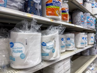 Seattle, WA USA - takriben Eylül 2022: Walmart süpermarketinde satılık tek kullanımlık plato üzerine odaklan.