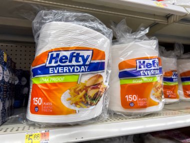 Seattle, WA USA - takriben Eylül 2022: Walmart süpermarketinde satılık tek kullanımlık plato üzerine odaklan.