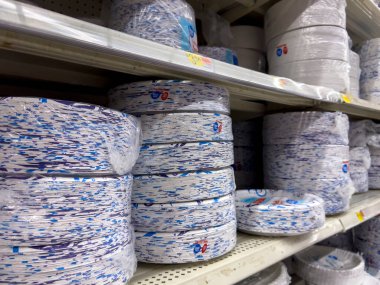 Seattle, WA USA - takriben Eylül 2022: Walmart süpermarketinde satılık tek kullanımlık plato üzerine odaklan.