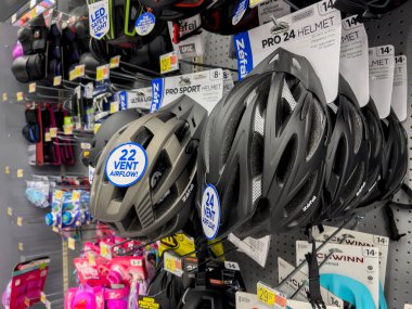 Seattle, WA USA - Eylül 2022: Walmart süpermarketinde satılık bisiklet aksesuarlarına yakın görüş.