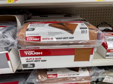 Seattle, WA USA - Eylül 2022: Walmart süpermarketinde satılık ağır brandalara yakın görüş.