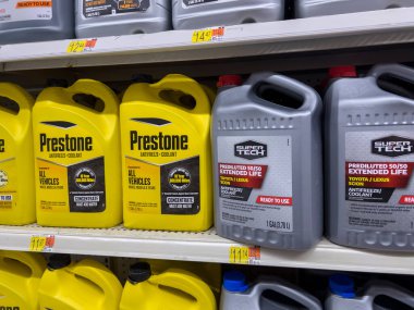 Seattle, WA USA - Eylül 2022: Bir Walmart süpermarketinde antifriz ve soğutucu satışına yakın görüş.