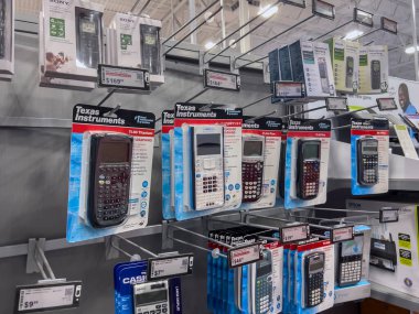 Seattle, WA USA - takriben Eylül 2022: Best Buy mağazasında satılacak hesap makinelerinin grafiklerinin seçici odak noktası.