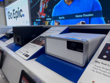 Seattle, WA USA - Eylül 2022: Best Buy mağazasındaki projektörlere yakın çekim, seçici odaklanma.