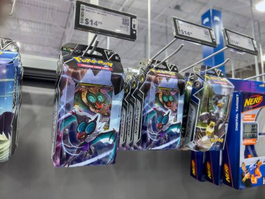 Seattle, WA USA - Eylül 2022: Best Buy mağazasındaki pokemon kartlarına yakın çekim, seçici odaklanma