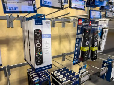 Seattle, WA USA - Eylül 2022: Best Buy elektronik mağazasının içinde satılık evrensel kumandalara yakın görüş