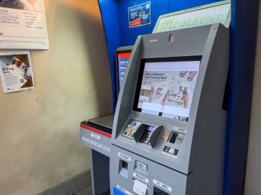 Mill Creek, WA USA - Ekim 2022: USPS binası içindeki bir self servis büfesinin görüntüsü.