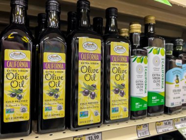 Mill Creek, WA USA - Ekim 2022: Sprout Market 'te satılık çeşitli zeytin yağlarının yakın görüntüsü.