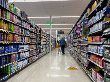 Seattle, WA USA - Eylül 2022: Bir QFC marketinde hijyen koridorunda alışveriş yapan bir kadının geniş görünümü