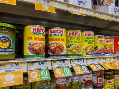 Mill Creek, WA USA - Ekim 2022: Bir filizlenme pazarı içinde satılacak enchilada soslarına odaklı.