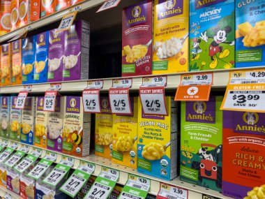 Mill Creek, WA USA - Ekim 2022: Bir Sprout Market 'teki Annie' nin markalı makarna ürünlerine odaklı olarak..