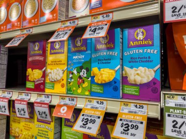 Mill Creek, WA USA - Ekim 2022: Bir Sprout Market 'teki Annie' nin markalı makarna ürünlerine odaklı olarak..