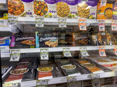 Mill Creek, WA USA - Ekim 2022: Filiz Çiftçi Pazarı içindeki bitki temelli donmuş gıdaların geniş açılı görünümü.