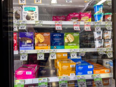 Mill Creek, WA USA - Ekim 2022: Sprouts Market 'teki süt ürünlerinin geniş açılı görünümü.