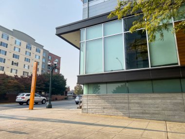 Everett, WA USA - Ekim 2022: Şehir merkezindeki Snohomish County Kampüsü 'nün geniş açılı görüntüsü