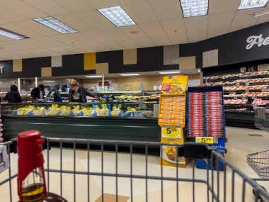 Lynnwood, WA USA - Ekim 2022: Bir QFC marketinde insanların Şükran Günü hindileri alışverişini geniş açıdan izlemek