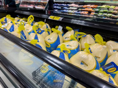 Lynnwood, WA USA - Ekim 2022: Bir QFC marketinde satılık büyük Butterball Şükran Günü hindilerinin yakın görüntüsü.