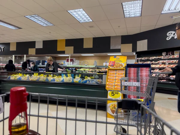 Lynnwood, WA USA - Ekim 2022: Bir QFC marketinde insanların Şükran Günü hindileri alışverişini geniş açıdan izlemek.