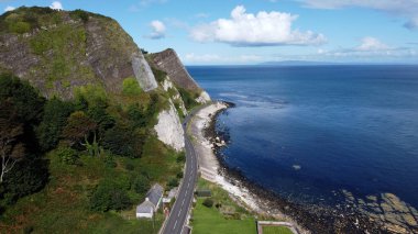 İrlanda 'nın kuzey kıyısındaki Kayalıkların Güzel Manzarası Dağları ve Denizi  