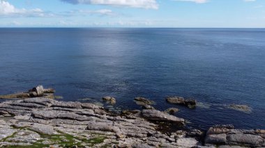 İrlanda 'nın kuzey kıyısındaki Kayalıkların Güzel Manzarası Dağları ve Denizi  