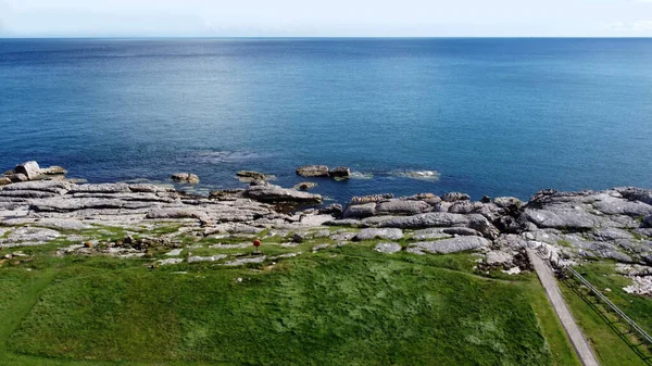 爱尔兰北部海岸岩石山脉和大海美景的航拍照片 — 图库照片