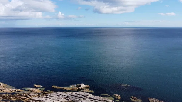 Zdjęcie Lotnicze Pięknej Scenerii Gór Skalnych Morza Północnym Wybrzeżu Irlandii — Zdjęcie stockowe