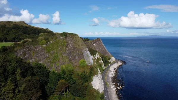 爱尔兰北部海岸岩石山脉和大海美景的航拍照片 — 图库照片