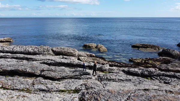 Rlanda Nın Kuzey Kıyısındaki Kayalık Dağlar Deniz Üzerinde Duran Kadın — Stok fotoğraf