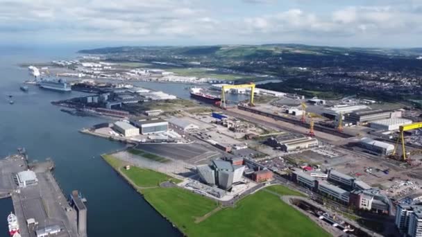 Aerial Video Titanic Centre Titanic Quarter Belfast Northern Ireland — стокове відео