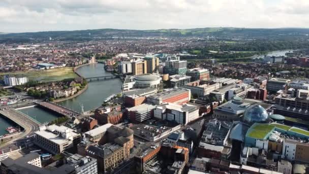 Luftaufnahme Der Waterfront Hall Und Des Hilton Hotel Resort Belfast — Stockvideo