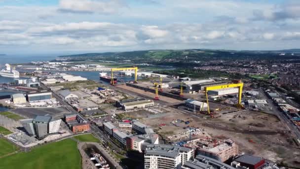 Rmsタイタニックがタイタニック クオーターで建造されたハーランド ウルフ造船所と造船所の空中写真ベルファスト北アイルランド — ストック動画