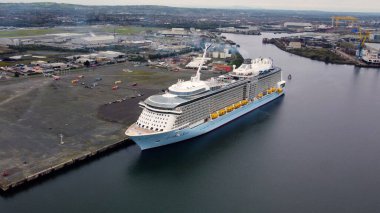 Kuzey İrlanda Belfast Limanı 'nda demirlemiş Kraliyet Karayip Deniz Gezisi Gemisi Marşı