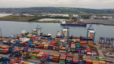 JORK hükümdarı ve BG Ruby, Kuzey İrlanda Belfast Tersanesinde çalışan Crane 'in konteynırları boşaltıyor. 