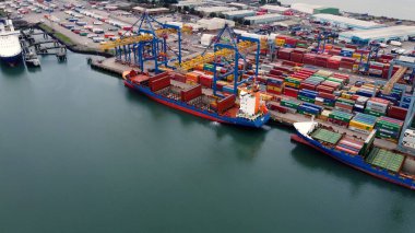 JORK hükümdarı ve BG Ruby, Kuzey İrlanda Belfast Tersanesinde çalışan Crane 'in konteynırları boşaltıyor. 