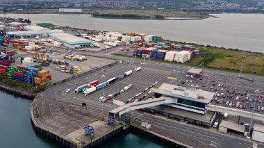 JORK hükümdarı ve BG Ruby, Kuzey İrlanda Belfast Tersanesinde çalışan Crane 'in konteynırları boşaltıyor. 