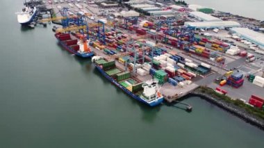 JORK hükümdarı ve BG Ruby, Kuzey İrlanda Belfast Tersanesinde çalışan Crane 'in konteynırları boşaltıyor.