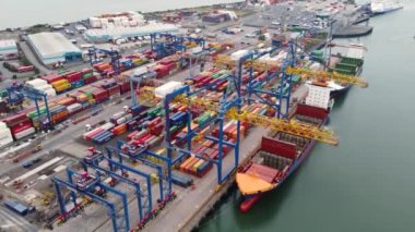 JORK hükümdarı ve BG Ruby, Kuzey İrlanda Belfast Tersanesinde çalışan Crane 'in konteynırları boşaltıyor.