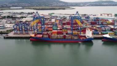 JORK hükümdarı ve BG Ruby, Kuzey İrlanda Belfast Tersanesinde çalışan Crane 'in konteynırları boşaltıyor.