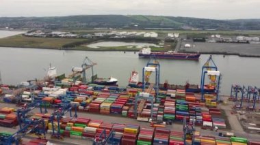 JORK hükümdarı ve BG Ruby, Kuzey İrlanda Belfast Tersanesinde çalışan Crane 'in konteynırları boşaltıyor.