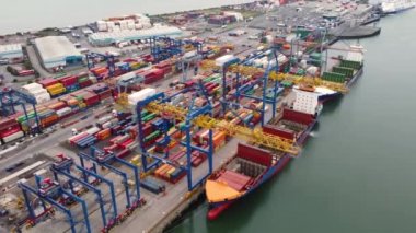 JORK hükümdarı ve BG Ruby, Kuzey İrlanda Belfast Tersanesinde çalışan Crane 'in konteynırları boşaltıyor.