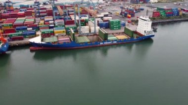 JORK hükümdarı ve BG Ruby, Kuzey İrlanda Belfast Tersanesinde çalışan Crane 'in konteynırları boşaltıyor.